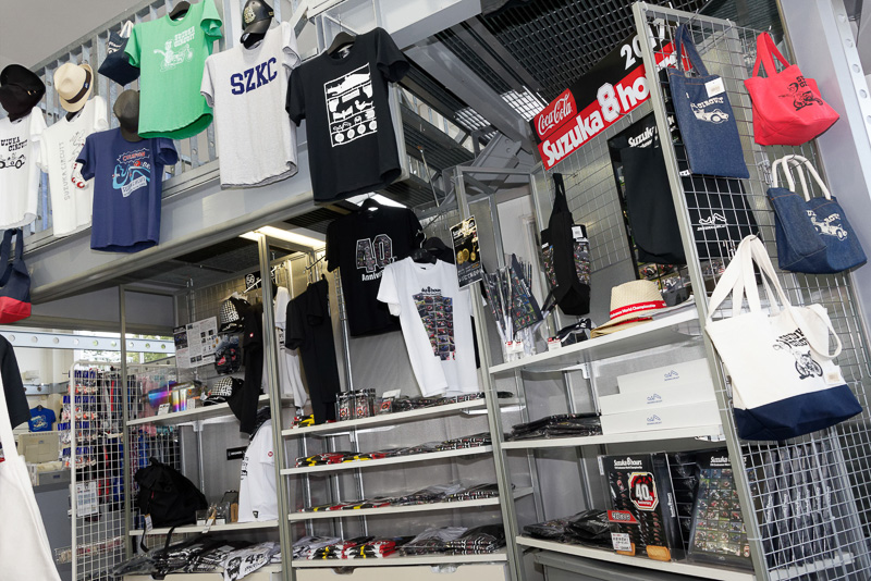 店内の一角には、7月に入荷したばかりの鈴鹿8耐オリジナルグッズがところ狭しと並ぶ