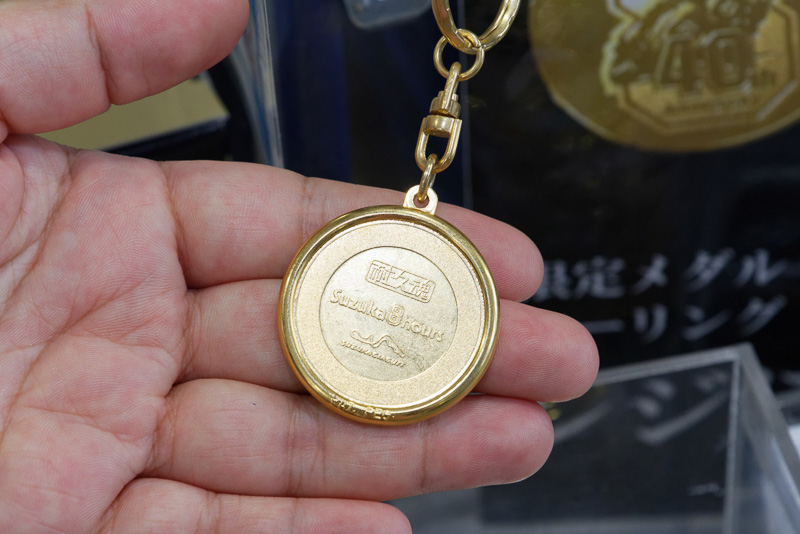 裏面外周の空きスペースに自分で文字入れすることができる