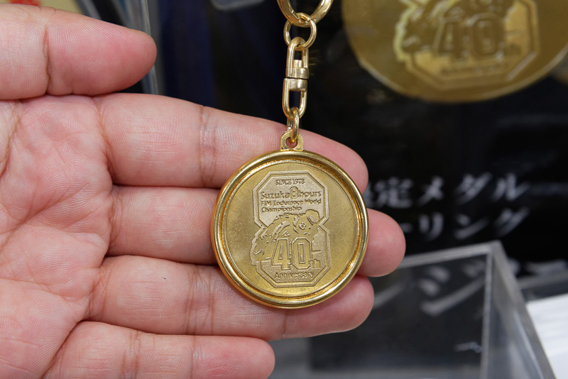 裏面外周の空きスペースに自分で文字入れすることができる