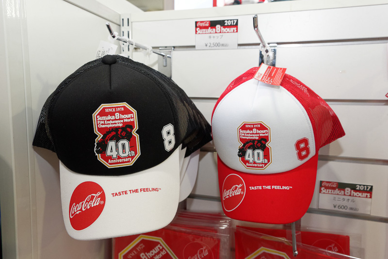 コカ・コーラロゴがカッコいいキャップ。各2500円