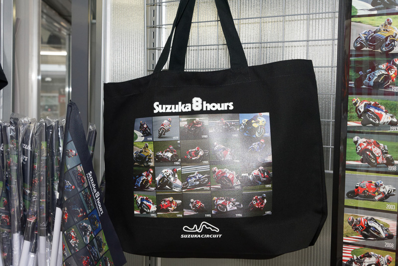 鈴鹿8耐歴代優勝マシンが描かれたトートバッグ。3600円