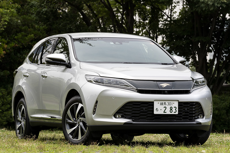 撮影車両はPROGRESS “Metal and Leather Package”。ボディカラーはシルバーメタリック