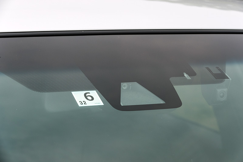 プリクラッシュセーフティや全車速対応のレーダークルーズコントロールなどを備えたToyota Safety Sense Pを標準装備。フロントウィンドウには単眼カメラを装備する