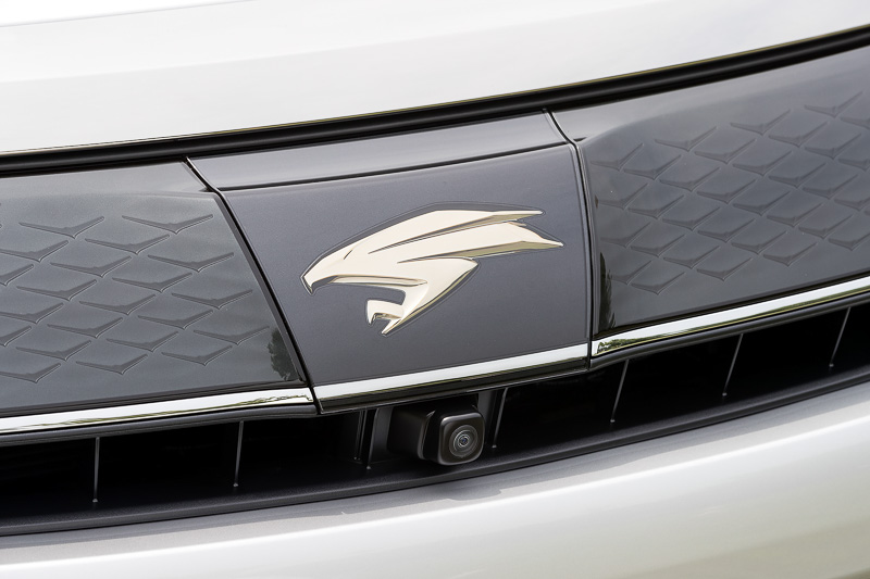 グリル下部のカメラはPROGRESS系グレードに標準装備となるパノラミックビューモニター用