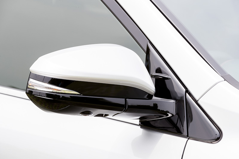 ドアミラーにはLEDターンランプのほかヒーターを装備。PROGRESS系グレードではパノラミックビューモニター用カメラ、エンブレムマーク付きの足下照明も備わる