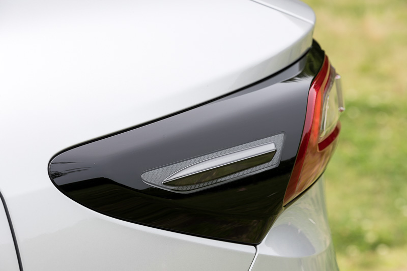 リアコンビランプのエアロスタビライジングフィンはカーボン調のターボモデル専用タイプ
