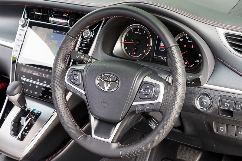 ステアリングはレッドステッチの本革巻3本スポークタイプ