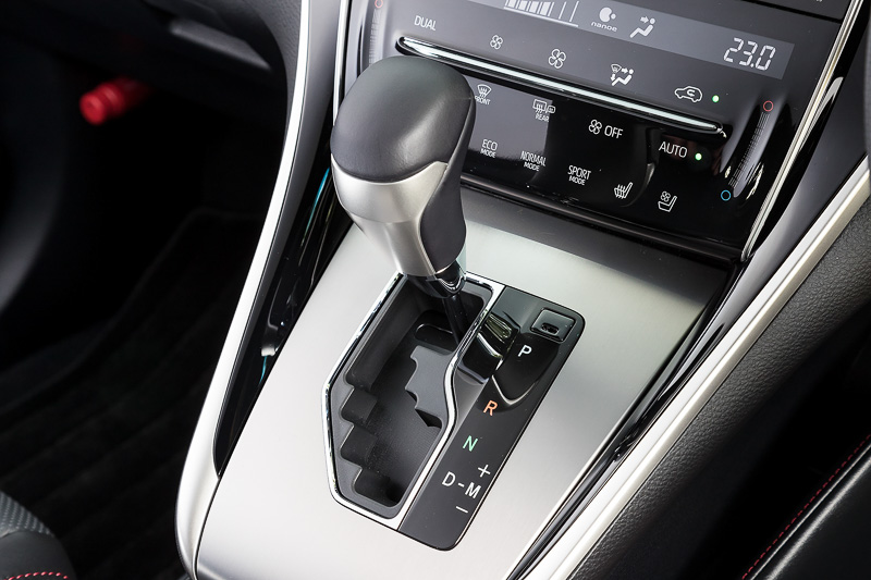 “Metal and Leather Package”グレードのシフトまわりはアルミへアライン仕上げ。そのほかのモデルはメタルカーボン