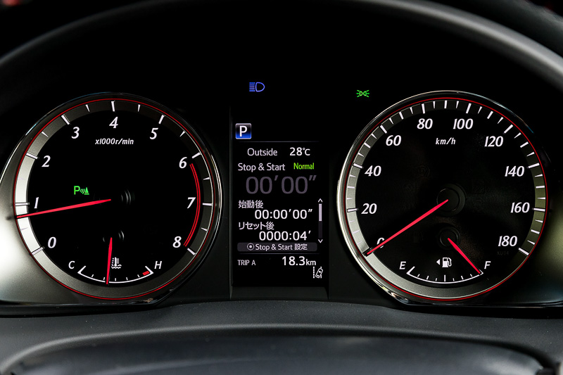 メーターパネルはターボ車専用のオプティトロンメーターを装備