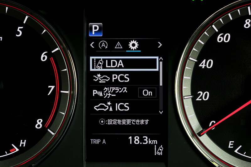 メーターパネルはターボ車専用のオプティトロンメーターを装備