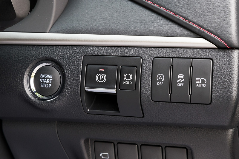 ステアリングコラム右側のスイッチ群。電動パーキングブレーキのスイッチもココに