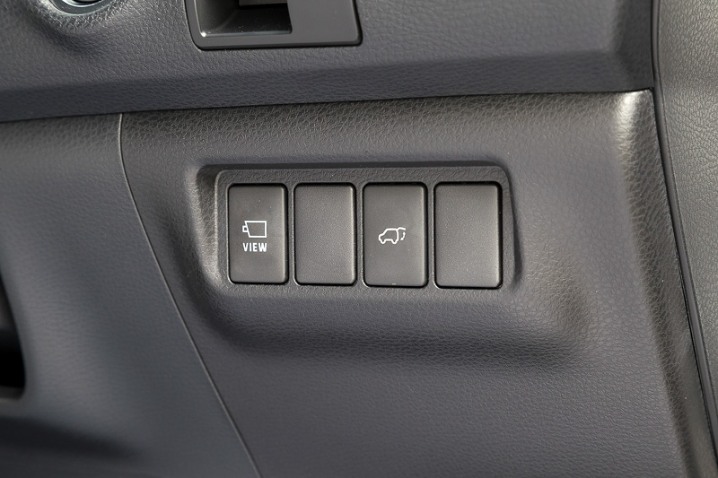 下段にもスイッチを装備。PROGRESS＆PREMIUM系グレードはパワーバックドアが標準となるため、そのスイッチも