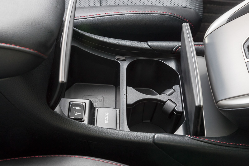 シフト後方にはカップホルダーや収納。USB&AUX入力端子のほかDC12Vソケットも