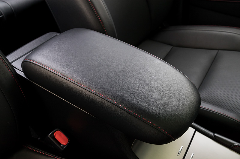 前後可動式のアームレスト。下部は収納スペース