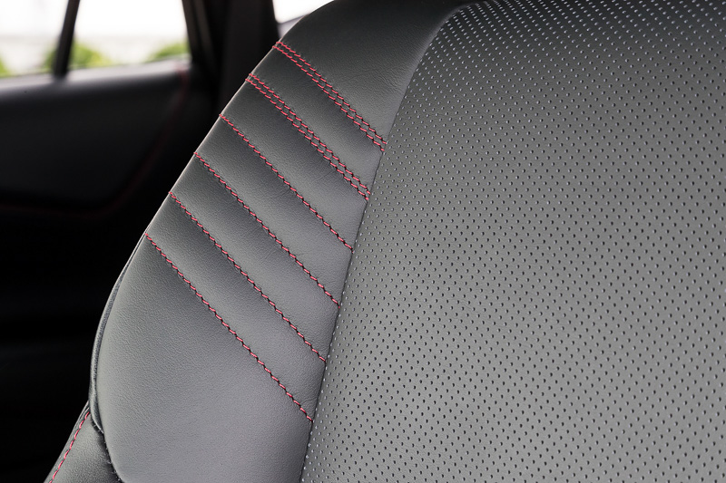 “Metal and Leather Package”のシート表皮はプレミアムナッパ本革。シートヒーターやベンチレーションも備わる