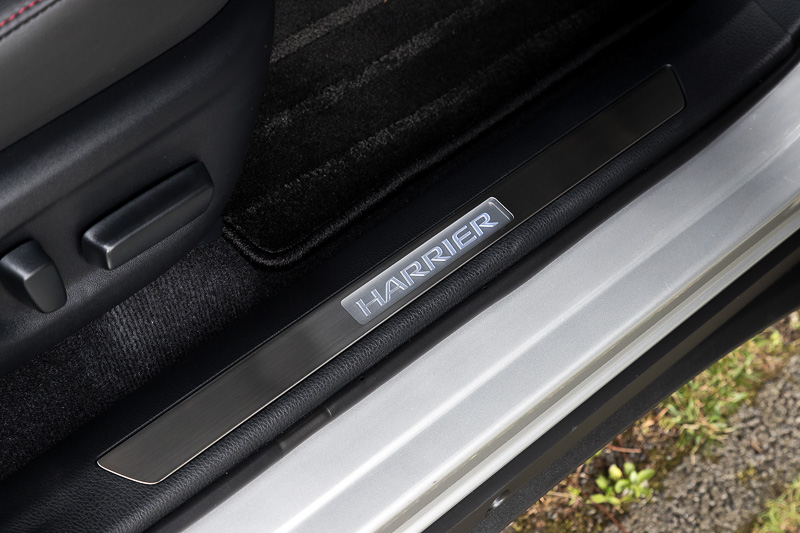 PREMIUM以上のグレードには照明付のステンレススカッフプレートが標準