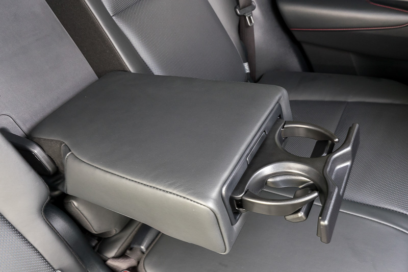 アームレストには引き出し式のカップホルダーを内蔵