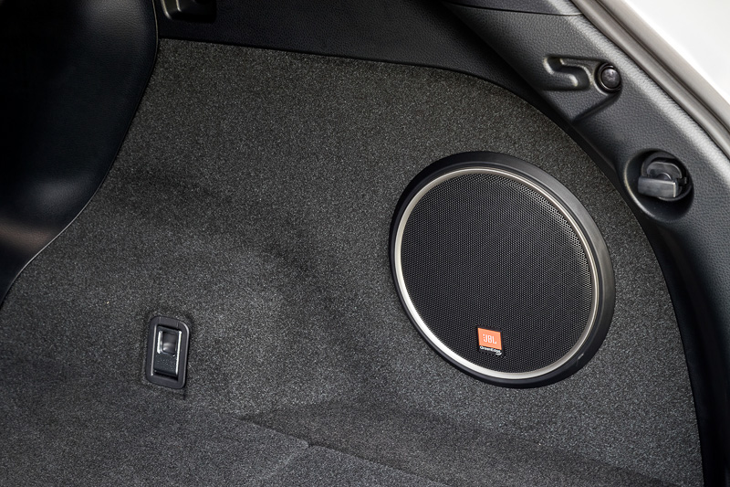 ラゲッジルーム右側面。JBLプレミアムサウンドシステム装着車はサブウーハーが付く