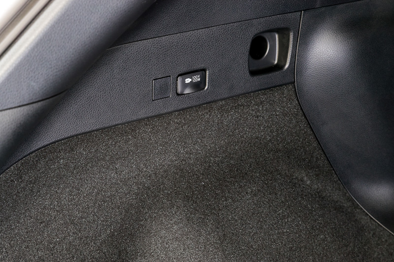 ラゲッジルーム左側面。AC100Vコンセントはオプション