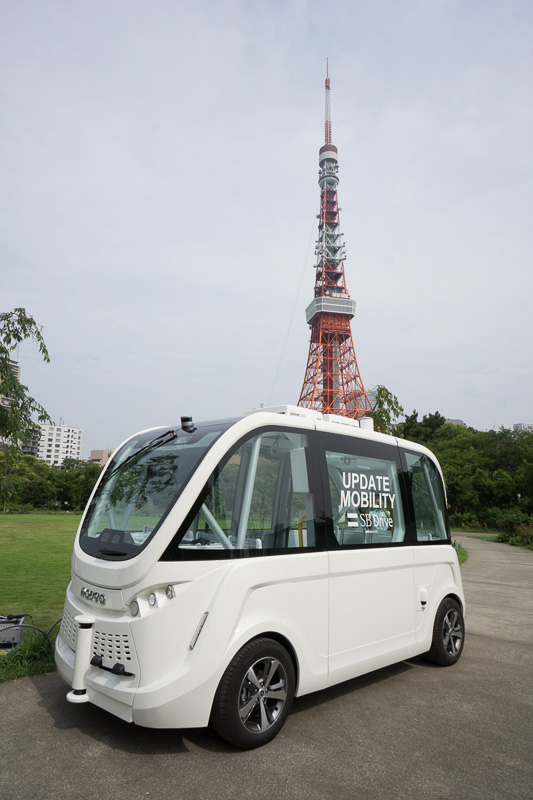 SBドライブの所有するNAVYA ARMA（ナビヤ アルマ）を利用して東京タワー近くのプリンス芝公園で実証実験が行なわれる