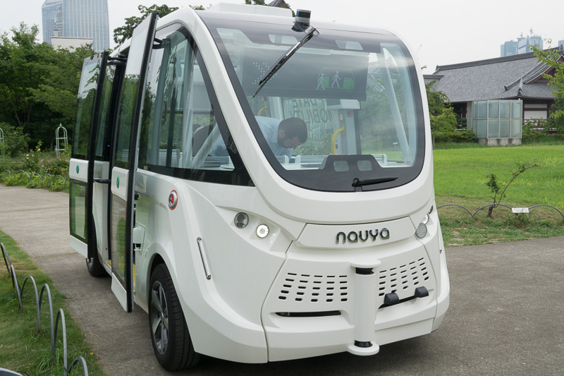 NAVYA ARMAの後ろ、実際には前にも、後ろにも進むことができる