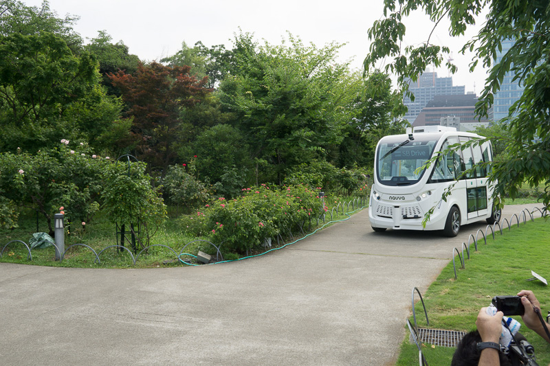 無人で走行するバス