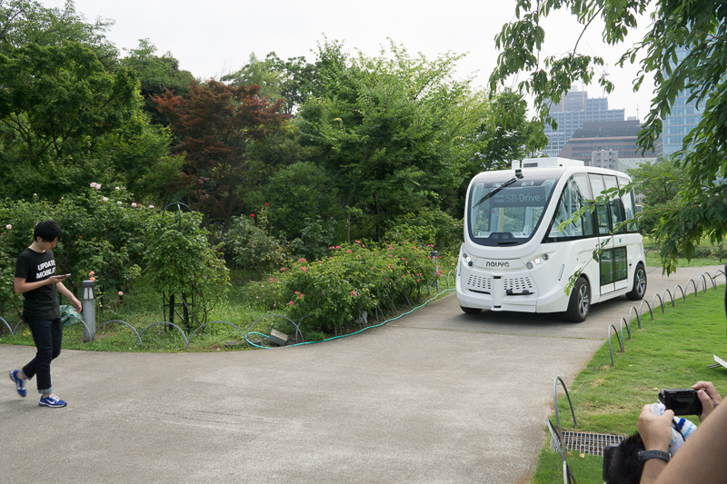 無人で走行するバス