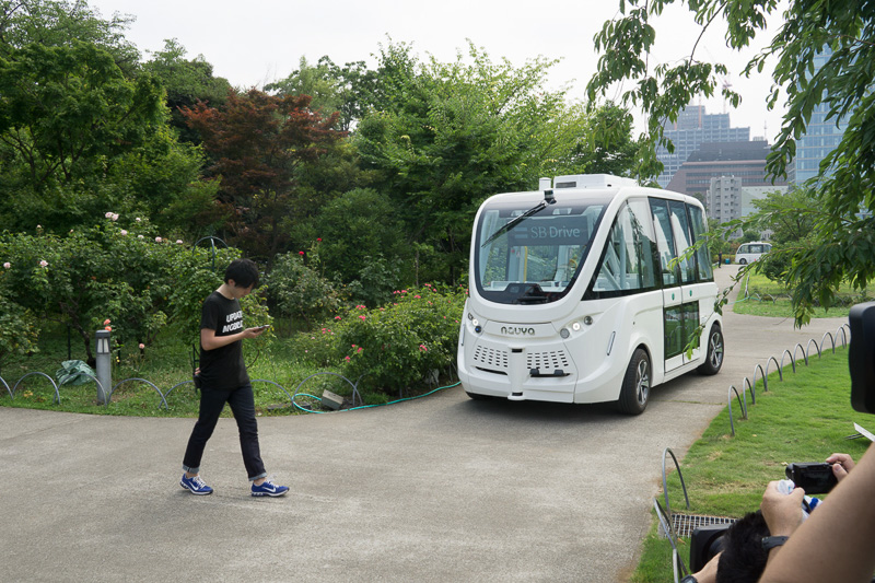 歩きスマホをしている歩行者をイメージしたスタッフが近づくとバスは自動で停止