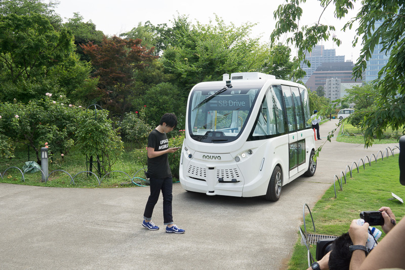 歩きスマホをしている歩行者をイメージしたスタッフが近づくとバスは自動で停止