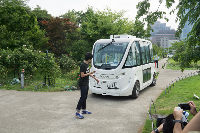 歩きスマホをしている歩行者をイメージしたスタッフが近づくとバスは自動で停止