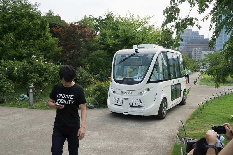 歩行者が遠ざかるとバスは自動で発進