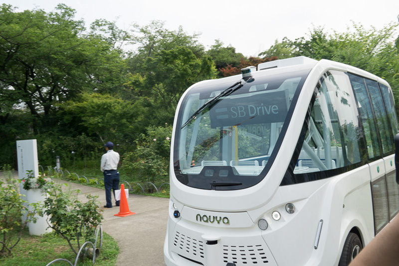 歩行者が遠ざかるとバスは自動で発進