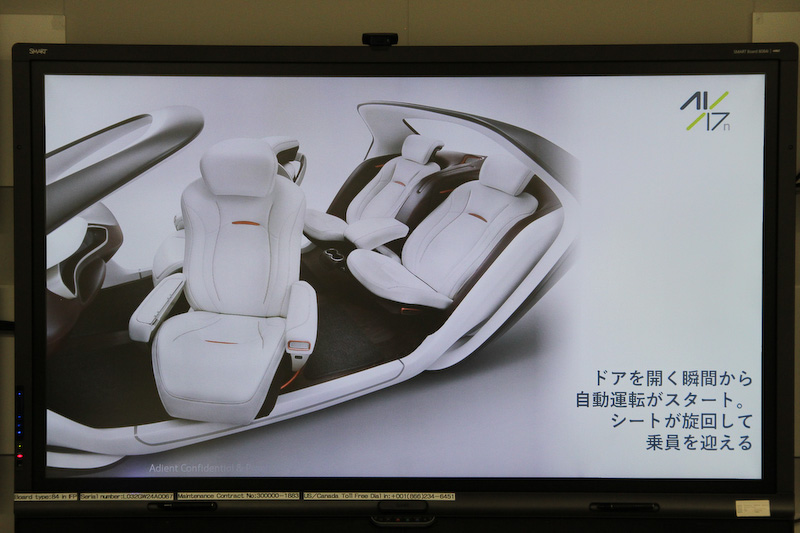 シートが旋回して乗員を迎える