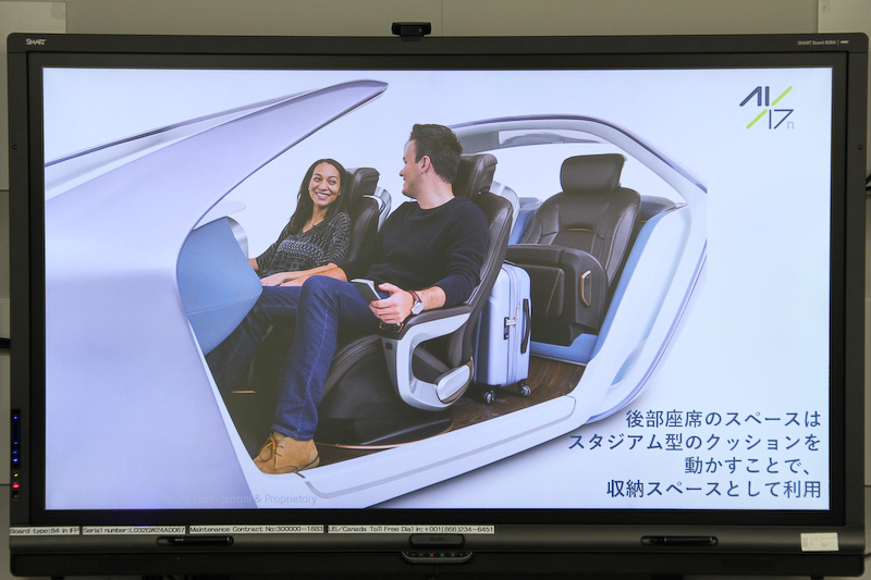 後席の座面を跳ね上がることで収納スペースとして利用することも可能