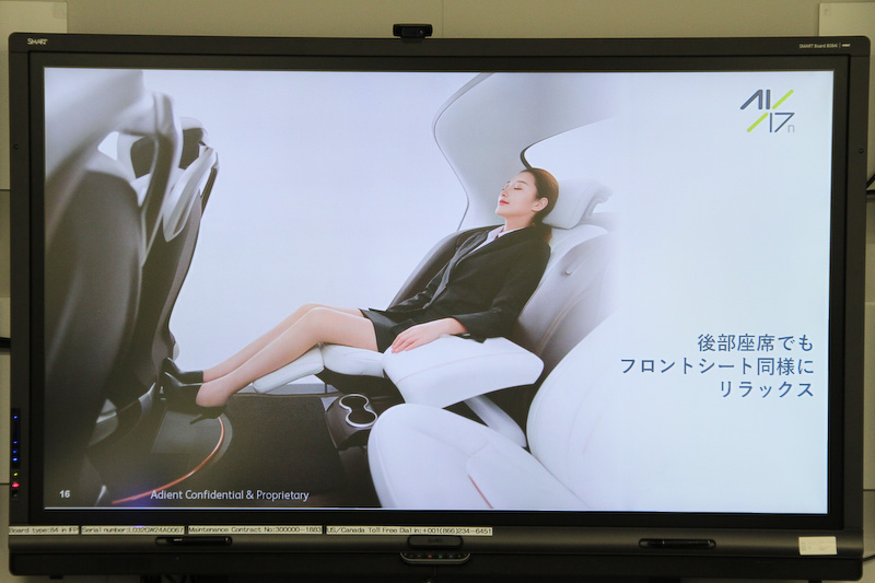 リアシートは最大45度のリクライニングが可能なほか、オットマン機能などで快適性を高めている