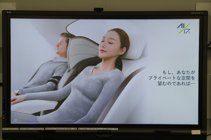 後席乗員同士のプライバシーを守る出し入れ可能なシェードを用意