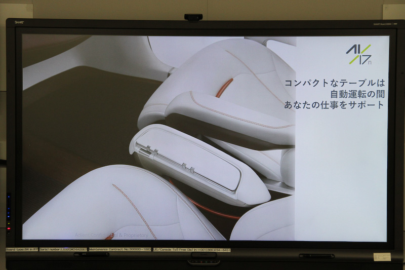 PC利用時や食事の際に活用できる小型テーブル