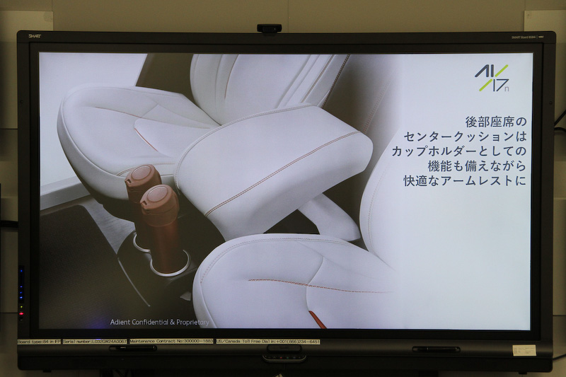 カップホルダーも備わる