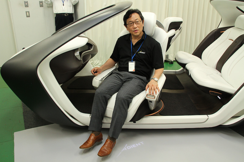 チャング副社長が乗り込んだところ。フロントシートは最大70度まで自動で旋回