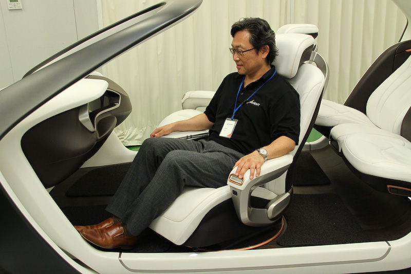 チャング副社長が乗り込んだところ。フロントシートは最大70度まで自動で旋回