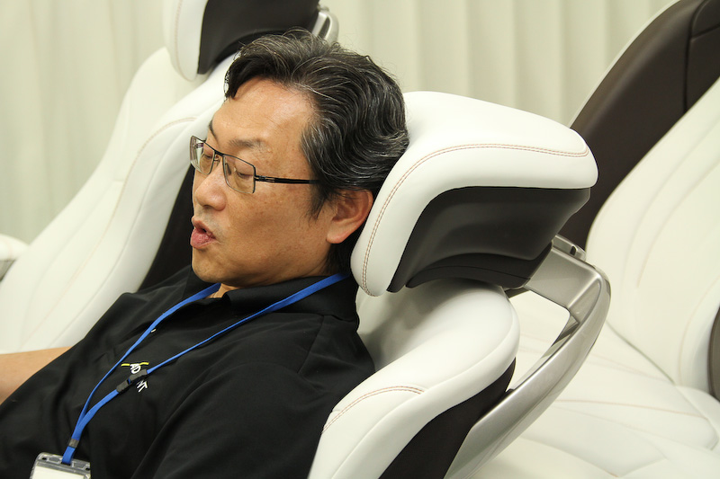 ヘッドレストは前後左右の4方向に調整可能