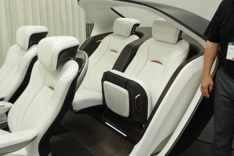 後席座面を跳ね上げることで、大きな荷物などを積むことができる