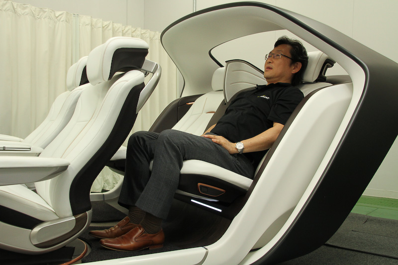 リアシートは最大45度のリクライニングとともにオットマン機能を備えるとともに、後席乗員同士のプライバシーを守る出し入れ可能なシェードが用意される