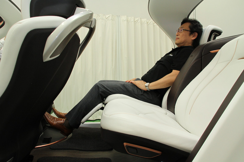 リアシートは最大45度のリクライニングとともにオットマン機能を備えるとともに、後席乗員同士のプライバシーを守る出し入れ可能なシェードが用意される