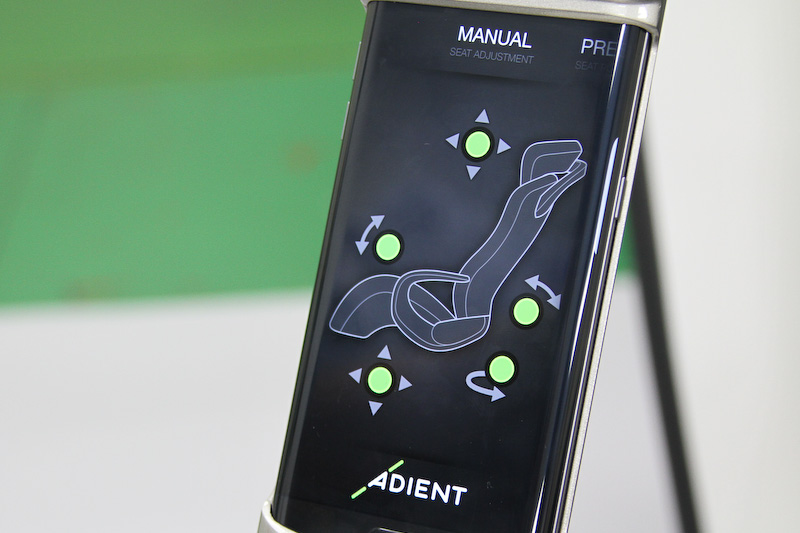 車体外側のアームレストにコントロールモジュールが収まる。タッチパネルで細かなシートポジションの調整が行なえるとともに、「DRIVE」モード、「RELAX」モード、「ENTER/EXIT」モード、「CONVERSE」モードという4つのシートポジションの選択が可能になっている
