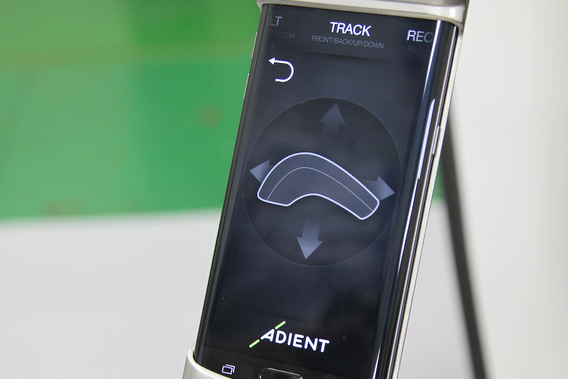 車体外側のアームレストにコントロールモジュールが収まる。タッチパネルで細かなシートポジションの調整が行なえるとともに、「DRIVE」モード、「RELAX」モード、「ENTER/EXIT」モード、「CONVERSE」モードという4つのシートポジションの選択が可能になっている