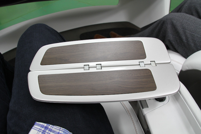 小型テーブルも用意される