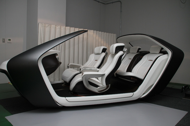 レベル3～4の自動運転システム搭載車に向けたシートコンセプト「AI17」を日本初公開