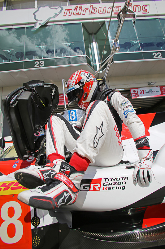 フリー走行を終えコクピットから出る中嶋一貴選手