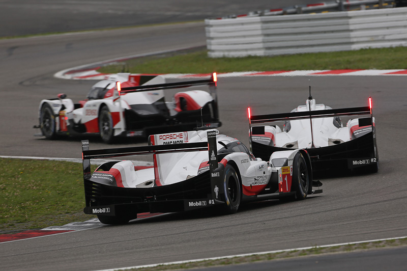 レース序盤、ポルシェの2台がトヨタ7号車を追う展開